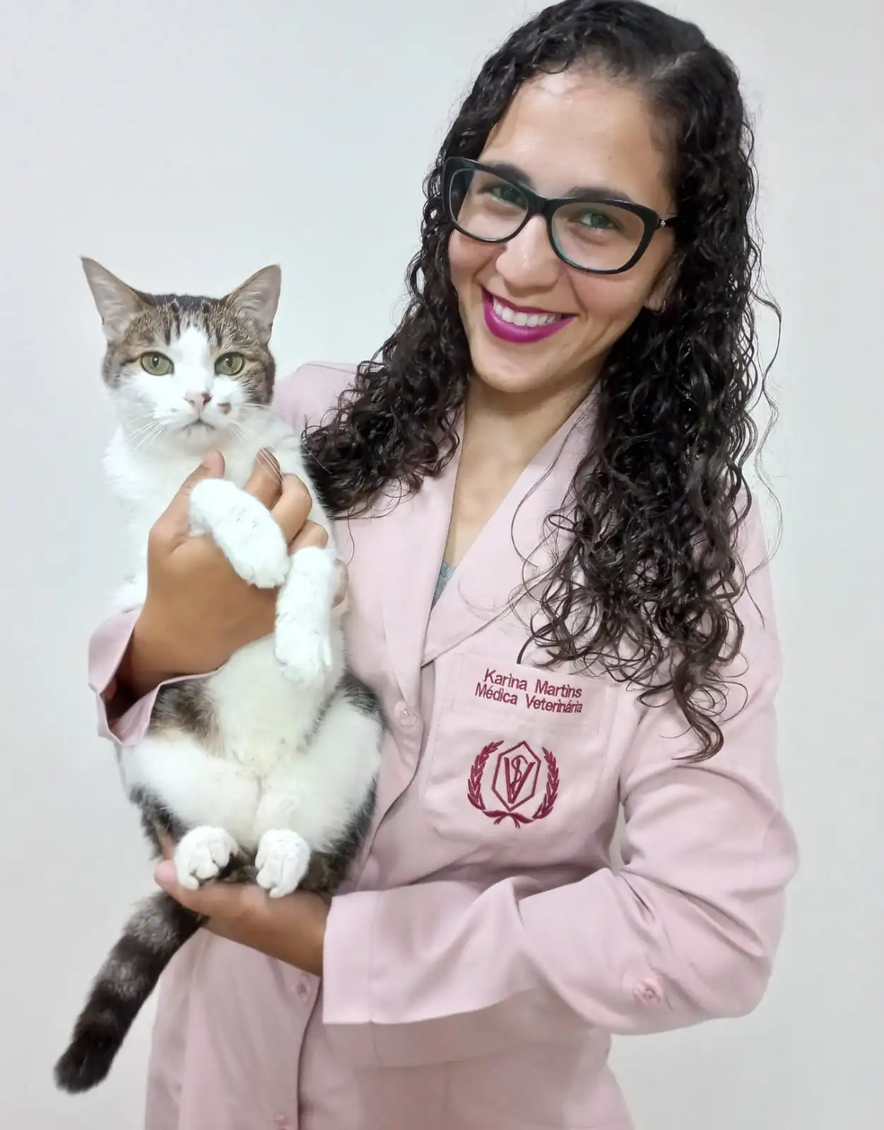 Karina Martins com seu paciente felino
